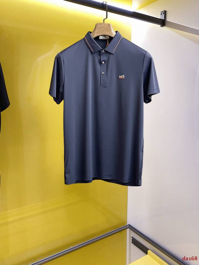 爱马仕 高端商务 白领 单位人士必入单品！ 无痕压胶冰丝休闲商务短袖polo，科技面料，冰丝无痕，体感非常棒，手感顺滑质感很棒！弹性好，无任何束缚感，面料自带透