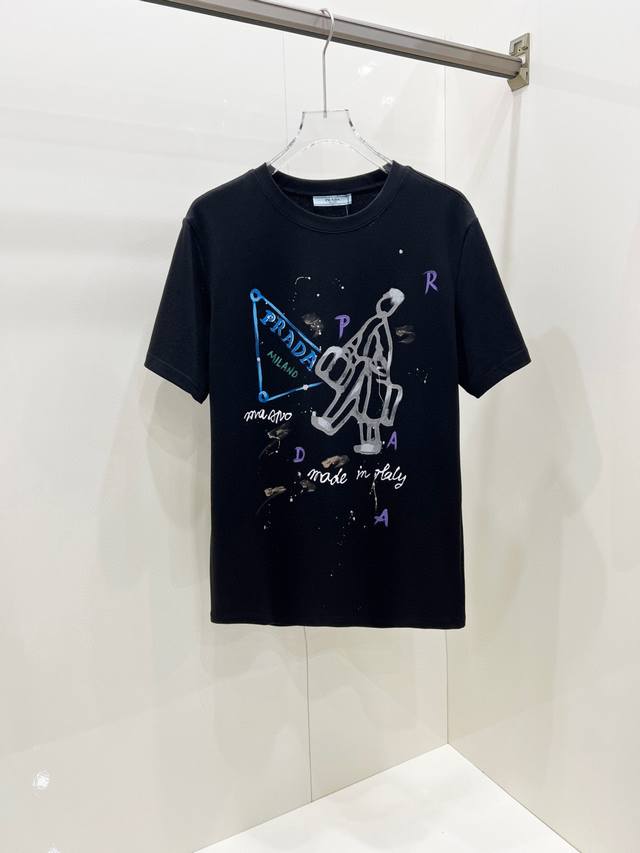 prada2025新款首发最新款短袖圆领T恤 高端订制 设计前卫时尚！高端定制高支棉面料.手感柔软.穿着舒适.级别精致车线.做工精细.上身效果无敌帅气！型男必备