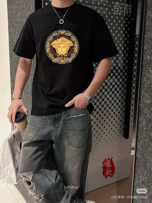 高端品质 长期有货 范思哲2025新款首发最新款短袖圆领T恤 高端订制 设计前卫时尚！高端定制高支棉面料.手感柔软.穿着舒适.级别精致车线.做工精细.上身效果无