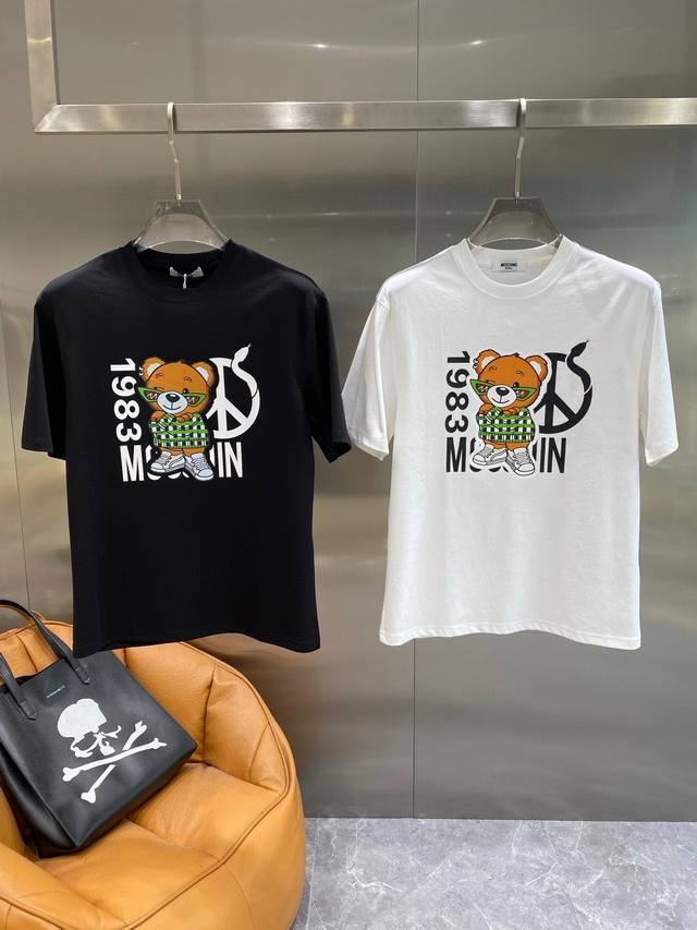 高端品质 长期有货 莫斯奇诺2025新款首发最新款短袖圆领T恤 高端订制 设计前卫时尚！高端定制高支棉面料.手感柔软.穿着舒适.级别精致车线.做工精细.上身效果