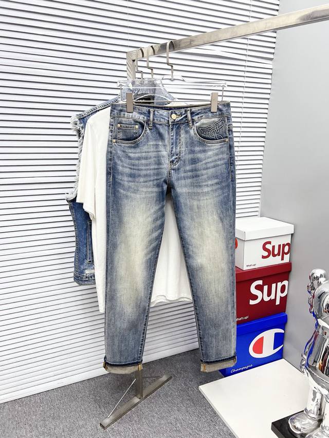 圣罗兰 男士丹宁牛仔裤，官宣画册海报穿搭款！ 客供高级进口的丹宁原色面料，特选日本冈山纯正13Oz 盎司牛仔布料，重磅环保植物酵素水洗工艺，肌理有着淡淡的复古色