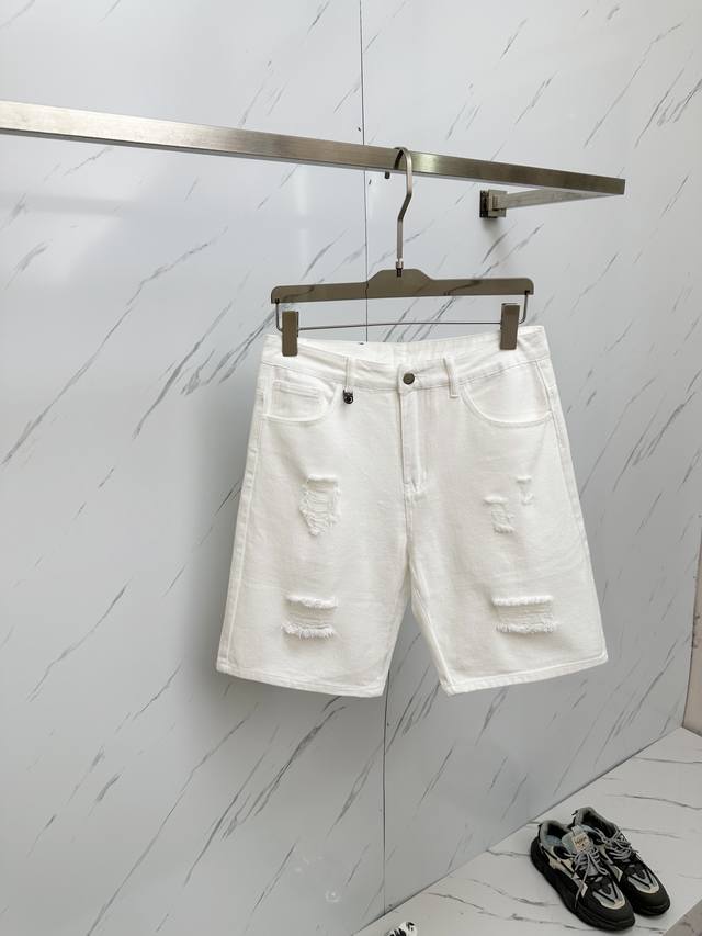 Guggi 官网专柜同步有售，原单狠货，超级有范儿的一款5分牛仔短裤 定制原版水洗牛仔面料，独特设计，顶级印花工艺字母图案Logo，原版五金辅料装饰，极为翘楚的