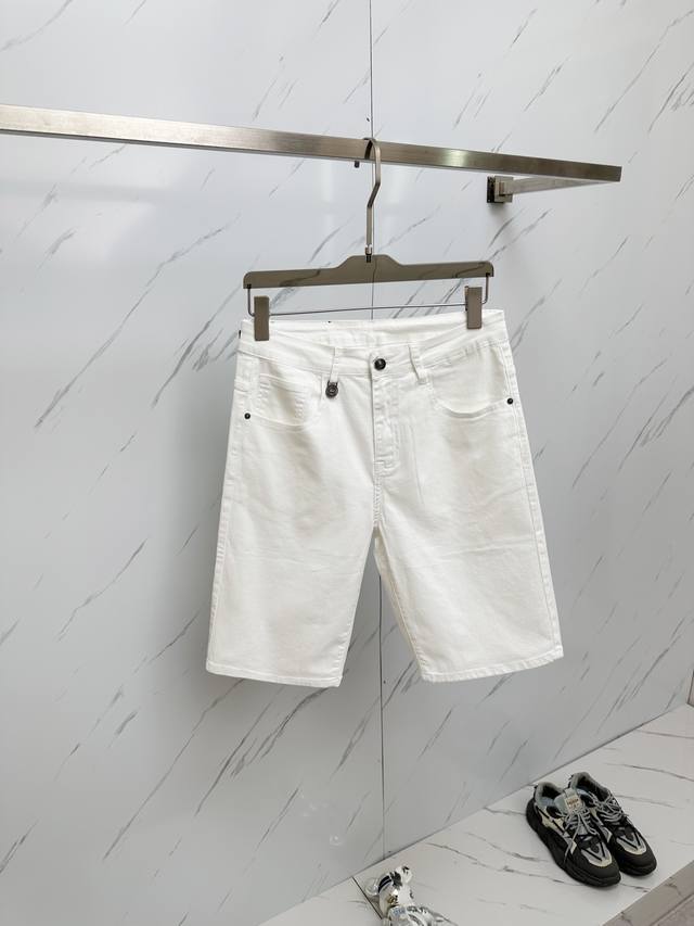 Burb 官网专柜同步有售，原单狠货，超级有范儿的一款5分牛仔短裤 定制原版水洗牛仔面料，独特设计，顶级印花工艺字母图案Logo，原版五金辅料装饰，极为翘楚的一