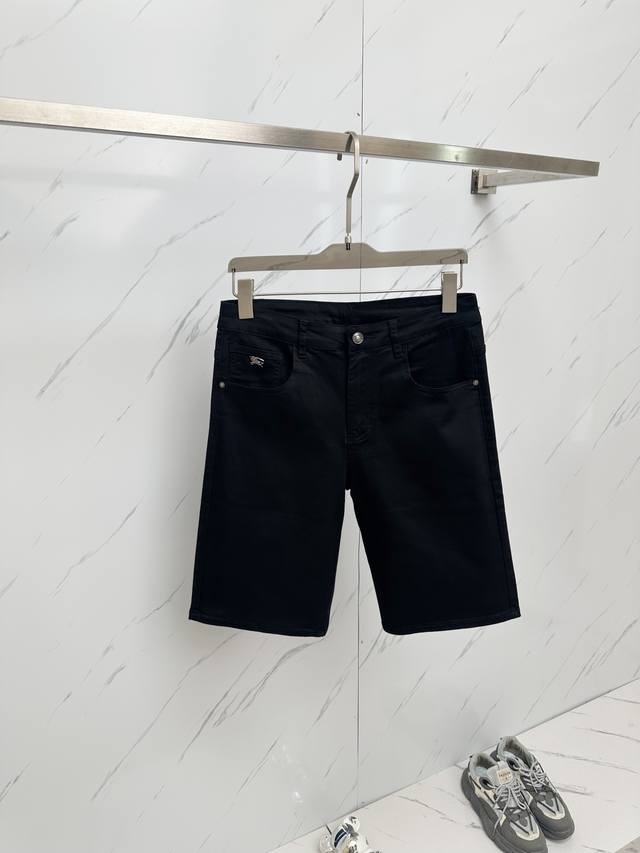 Brub 官网专柜同步有售，原单狠货，超级有范儿的一款5分牛仔短裤 定制原版水洗牛仔面料，独特设计，顶级印花工艺字母图案Logo，原版五金辅料装饰，极为翘楚的一