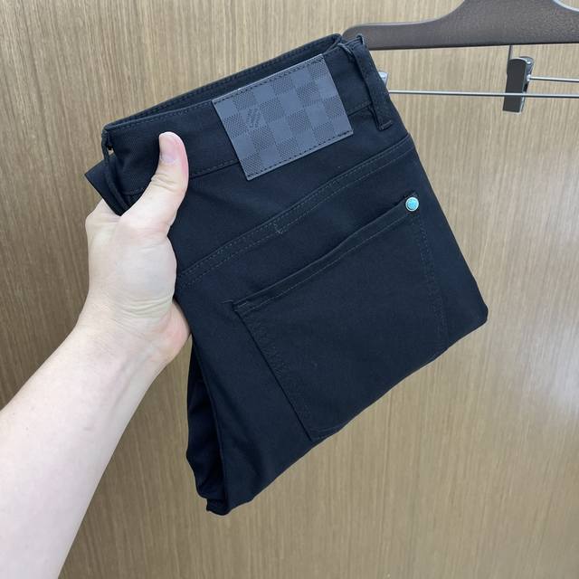 新款 Lv 高端定制 2025Ss早春新款原单爆款牛仔裤 超级定制款 原版五金 超级重工工艺 版型超赞，细节做工无可挑剔！款式不挑人，特别高档，好货不等人，看中