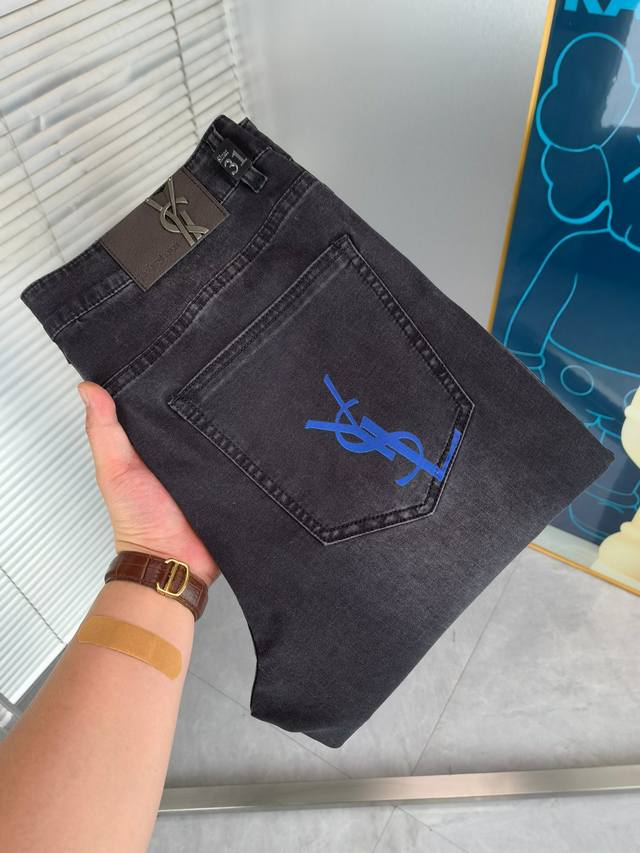 Ysl 新款来袭2680新春爆款新品 专柜有售 实体店极品牛仔裤专柜原版1:1好货，适合各个年龄段。市场最高版本的欧洲进口面料。舒适柔软亲肤，上身效果超级棒时尚