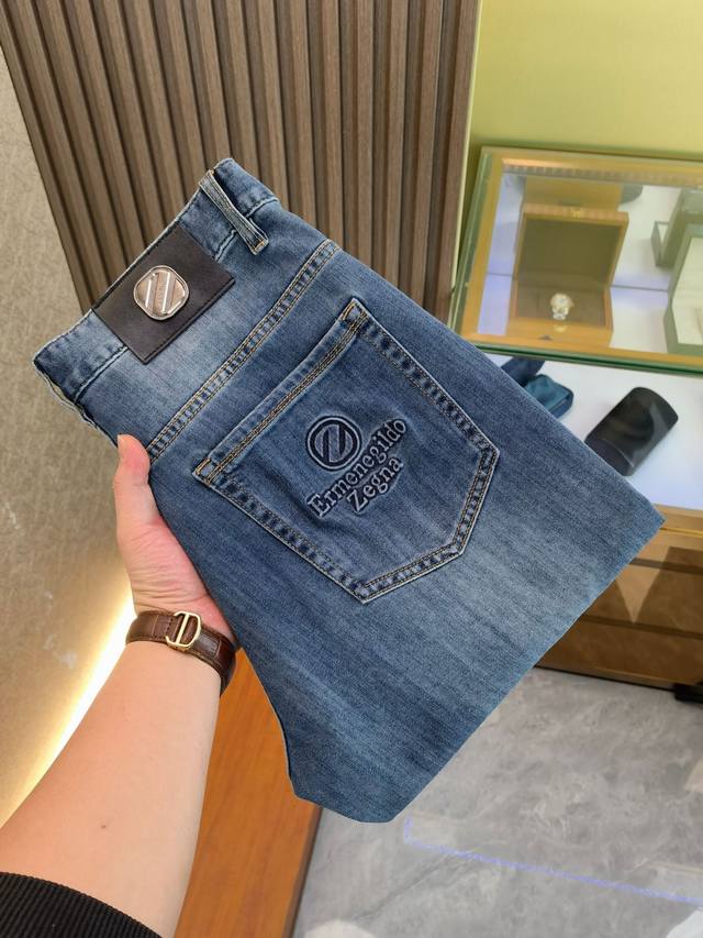 杰尼亚 新款来袭2680新春爆款新品 专柜有售 实体店极品牛仔裤专柜原版1:1好货，适合各个年龄段。市场最高版本的欧洲进口面料。舒适柔软亲肤，上身效果超级棒时尚