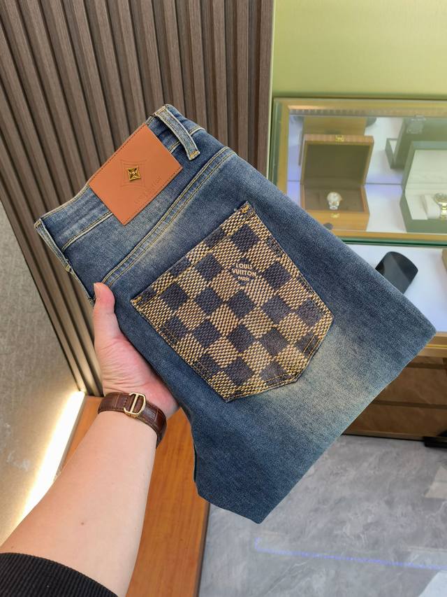 Lv 新款来袭2680新春爆款新品 专柜有售 实体店极品牛仔裤专柜原版1:1好货，适合各个年龄段。市场最高版本的欧洲进口面料。舒适柔软亲肤，上身效果超级棒时尚百