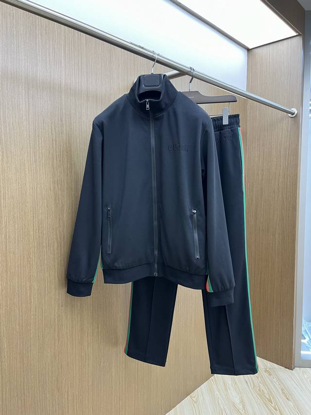 新款 套 Guc 独家专供 高端独家定制款 秋冬新款专柜同款休闲套装，透气舒适休闲！高级感满满！细节精致高档，做工无可挑剔！原版高端面料很显高级！面料挺括抗皱耐