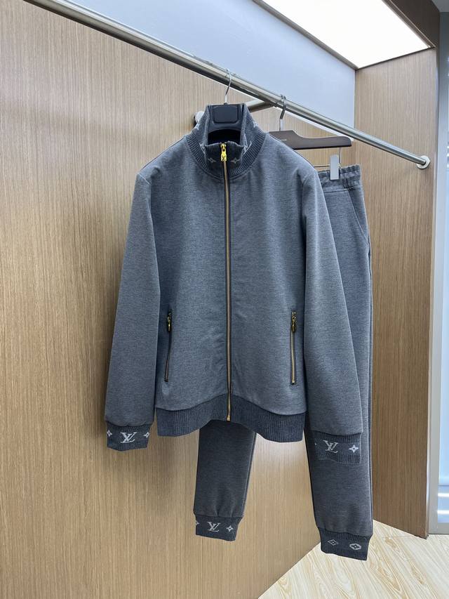 新款 套 Lv 独家专供 秋冬新款专柜同款套装，透气舒适休闲！高级感满满！细节精致高档，做工无可挑剔！原版高端面料很显高级！面料挺括抗皱耐磨，保暖利落有型 A0