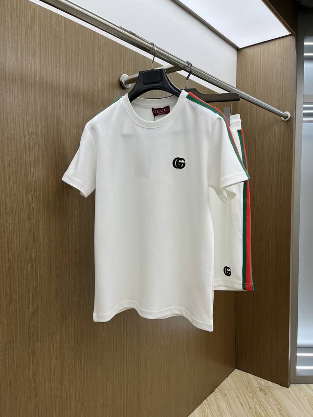 套 Guc 高端定制 2025春夏新款首发专柜最新款短袖短裤休闲套装 高端订制 设计前卫时尚！品牌Logo重工艺设计 高端定制丝光云朵棉面料.手感柔软.穿着舒适