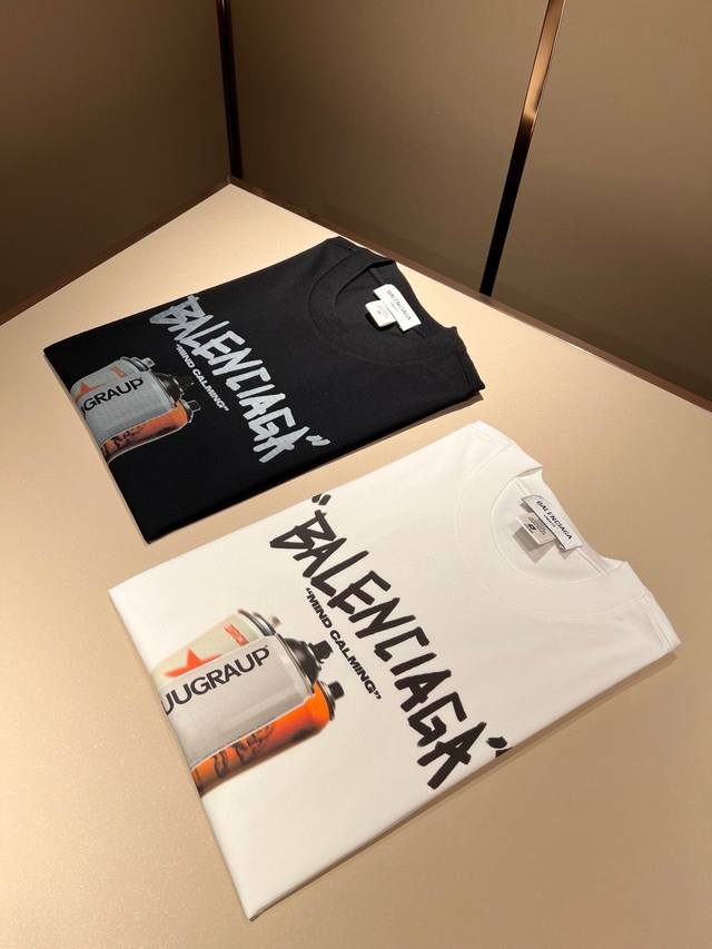 巴黎世家2025新款首发最新款短袖圆领T恤 高端订制 设计前卫时尚！高端定制高支棉面料.手感柔软.穿着舒适.级别精致车线.做工精细.上身效果无敌帅气！型男必备单