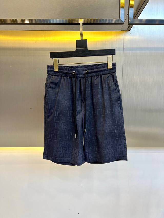 Fendi、25S春夏款最新印花沙滩裤短裤，采用客供高档定制速干聚酯纤维面料，%80聚酯纤维、%20氨纶、这样的面料微弹柔软舒适更垂顺，内里全包边做工精致，腰部