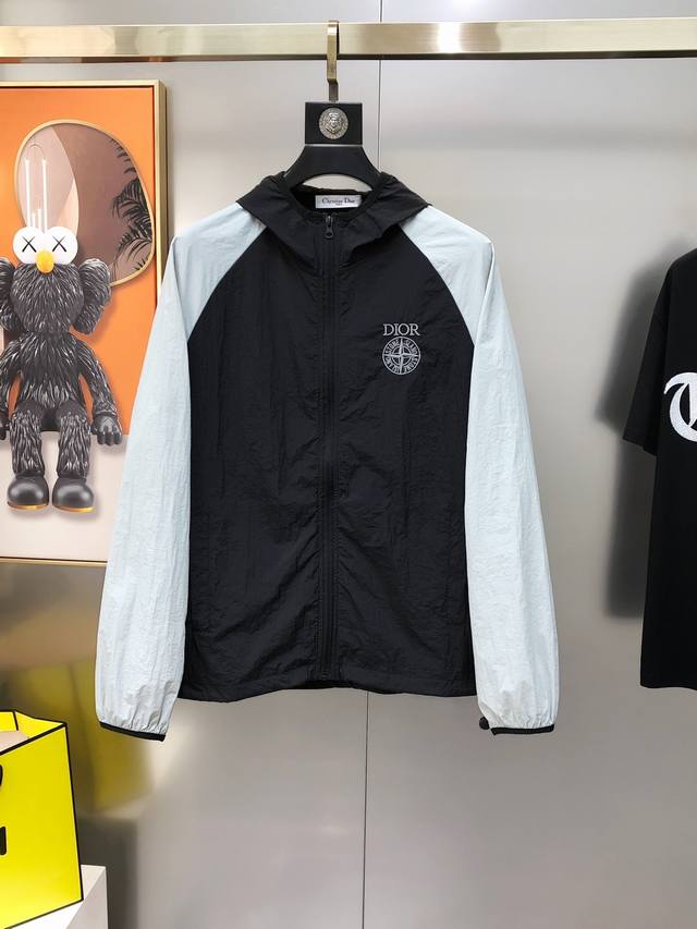 D*Or 迪奥联名款2025春夏新款原单男士薄款连帽风衣外套 防晒衣 官网同步售卖 爆款拼色 高版本 简洁时尚百搭 胸前刺绣字母Logo后背印胶设计 采用原版进