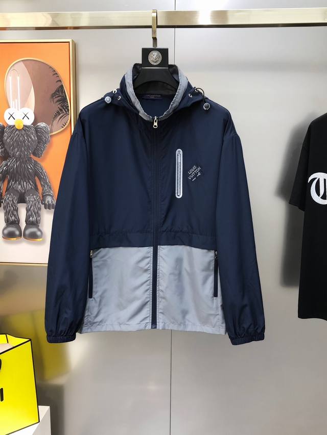 Lv 路易威登2025春夏新款原单男士薄款连帽风衣外套 防晒衣 官网同步售卖 爆款撞色 高版本 简洁时尚百搭 胸前立体刺绣字母Logo设计 采用原版进口100%