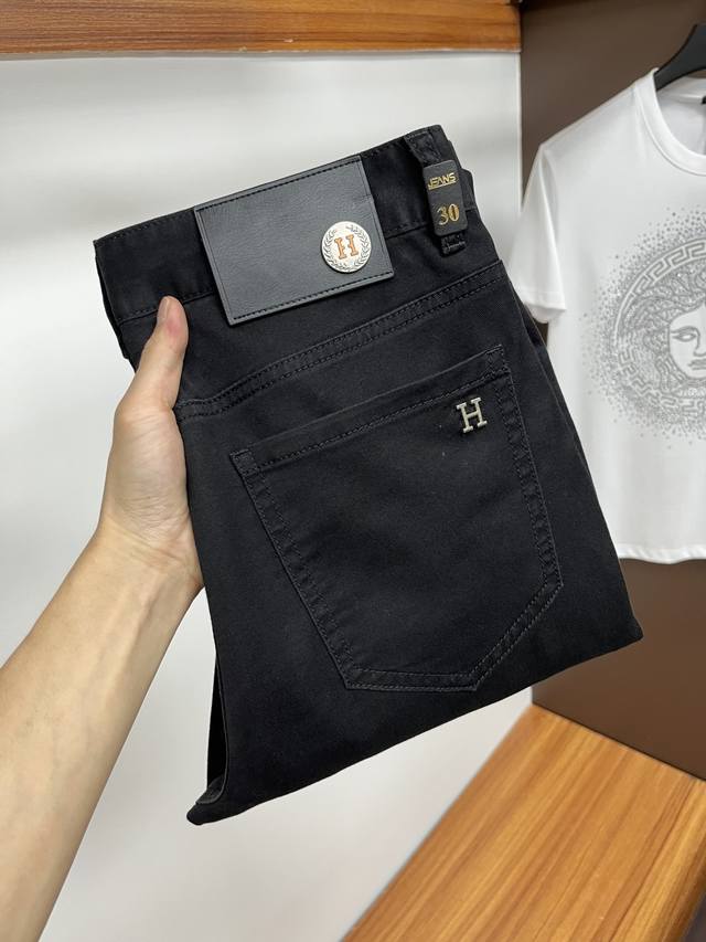 爱马仕 2025Ss蛇年夏季贺岁款牛仔裤。原单1:1制作，日常必备的完美之选，简单大气亦时尚有型，定制进口丹宁面料 ，重工洗水工艺，做工复杂工艺精湛。轻松迎合四
