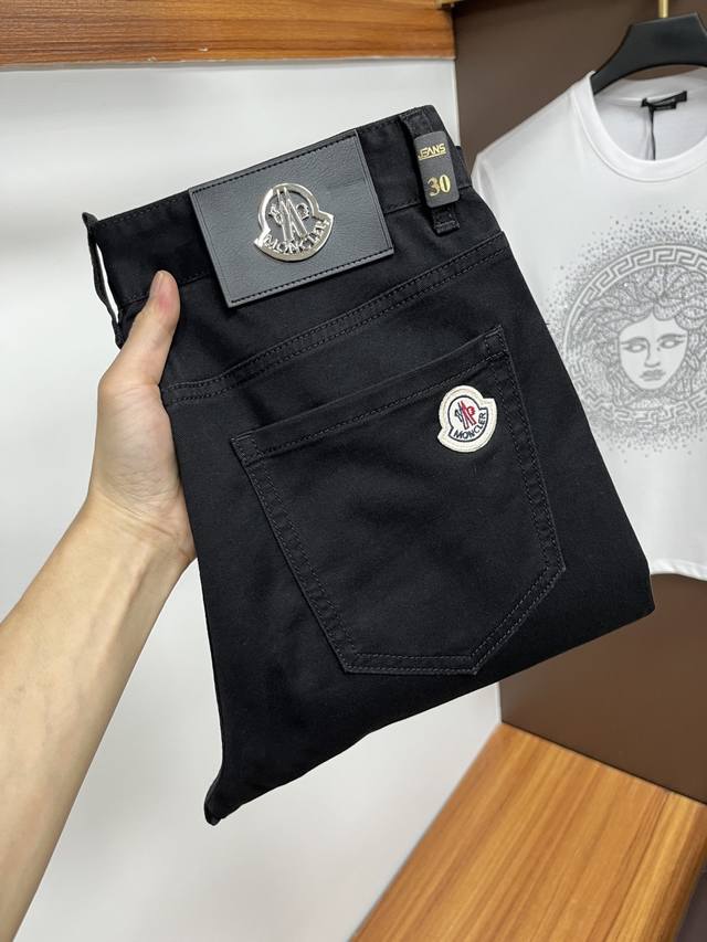 蒙口 2025年夏季最新品牛仔裤出入专卖店无压力 专柜热销款 品味与价值共享 身穿着非常舒适 低调不失奢华 穿出去非常有档次,裤型款式和裁剪亦无需多言 上身精致