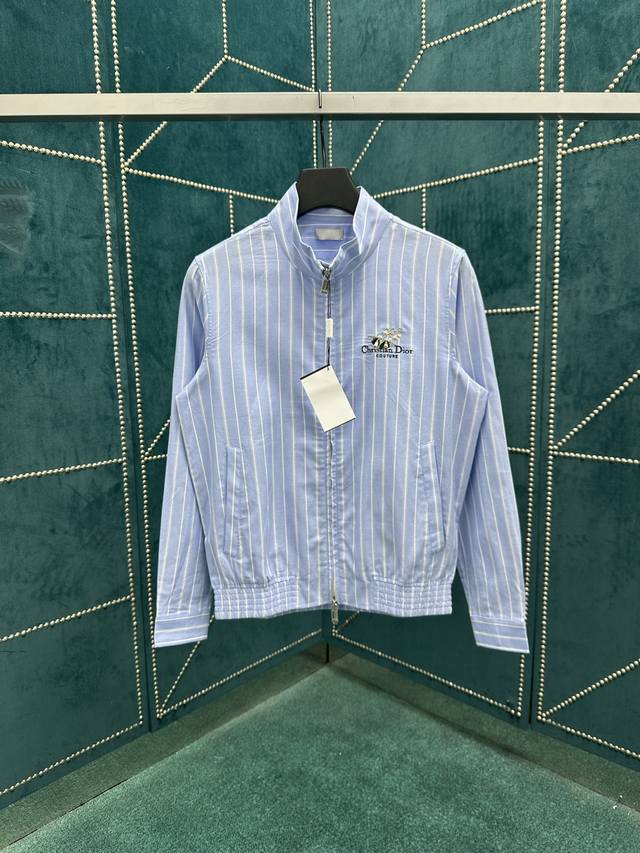 迪奥 25Ss新款拉链衬衫突显 Christian Dior Couture 刺绣，点缀以铃兰花朵，向 Dior 先生对花朵的热爱致敬。采用蓝色条纹棉府绸精心制