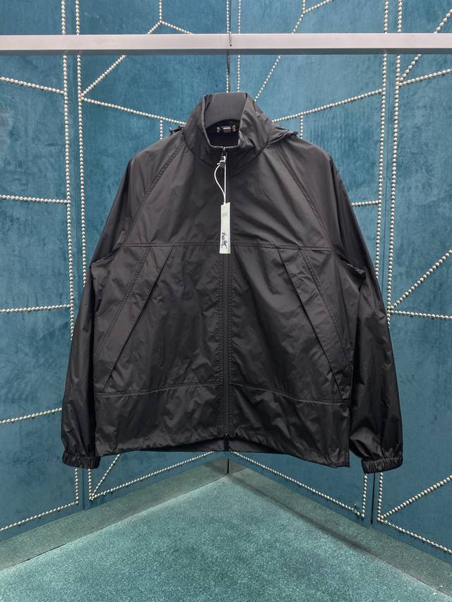 巴宝莉 25Fw新款战马刺绣连帽外套 马术骑士徽章外套 经典黑色连帽 背后刺绣 Size：S.M.L.Xl.Xxl.