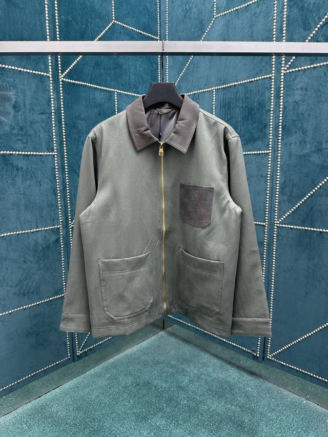 驴家 25Ss新款工装拉链夹克取材轻质斜纹亚麻，以 Damier 压纹皮革塑造胸前贴袋，再令 Marque L.Vuitton DéposéE 正绒面革标签点缀
