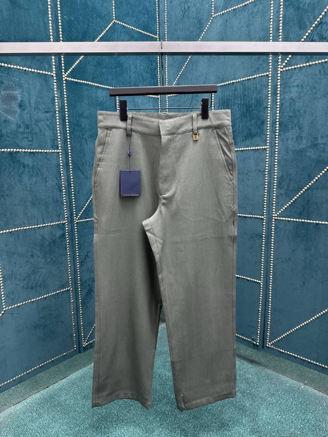 驴家 25Ss新款工装裤以轻盈亚麻帆布裁出简约廓形，再令正绒面革 Damier 标签于后侧抒写品牌风范。可与同款工装夹克共筑摩登造型，成就夏季日常的风尚之选。