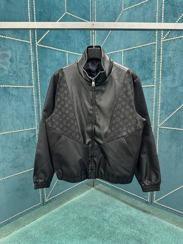 驴家 25Ss新款运动衫玩味多重材质拼接，为科技锦纶衣身融入柔软羊皮革和 Monogram 压纹绒面皮革，令休闲廓形彰显雍容一面，成就换季时节的灵活佳选。 码数