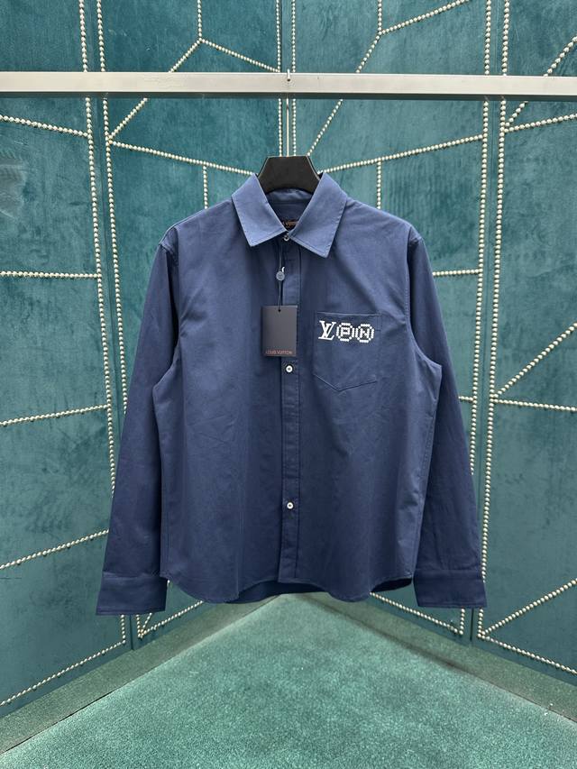 驴家 25Ss新款长袖衬衫取材斜纹棉，致意 pharrell Williams 和 Nigo 的长久友谊以及两者联袂打造的 2025 秋冬时装秀。左侧口袋点缀