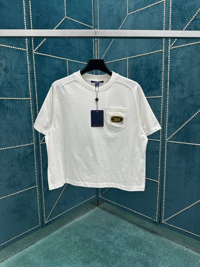 驴家 25Ss新款短上衣以柔软棉质针织裁出箱型 T 恤版型，与胸前口袋的棉质华达呢构筑材质对比，通过路易威登铭牌完善品牌印记，可轻松融入日常造型。 码数：S.M