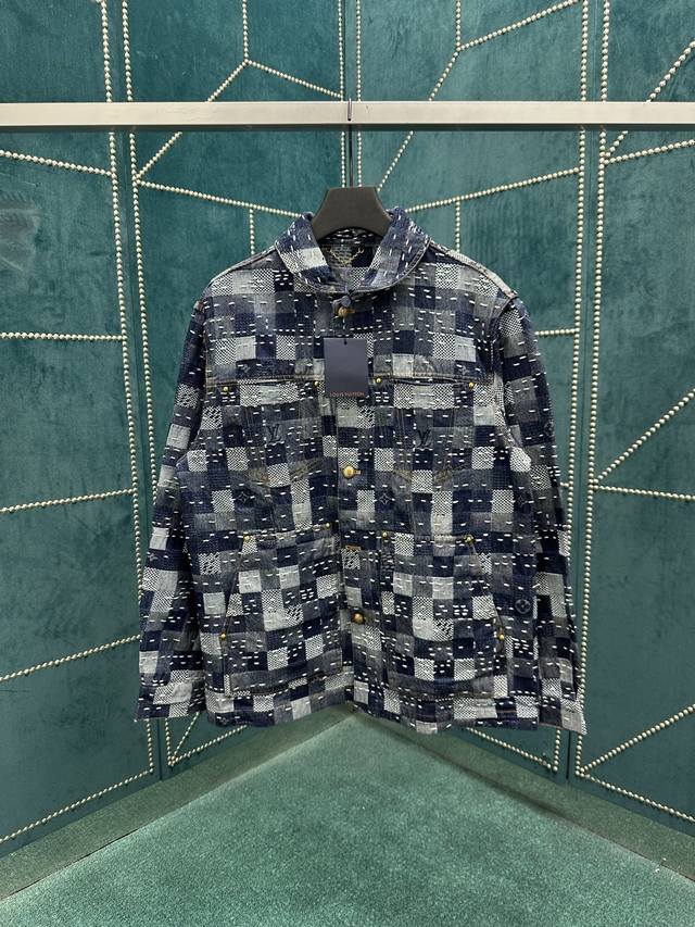 驴家 25Ss新款牛仔束腰夹克出自 pharrell Williams 与 Nigo 联袂创作的 2025 秋冬系列，以拼接效果 Damier 提花织纹展现 N