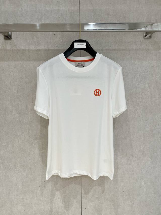 爱马*Hermes 25Ss春夏新款首发专柜最新款短袖圆领T恤 高端订制 设计前卫时尚！品牌Logo重工艺设计，高端定制面料，手感柔软，穿着舒适，客供进口高档面
