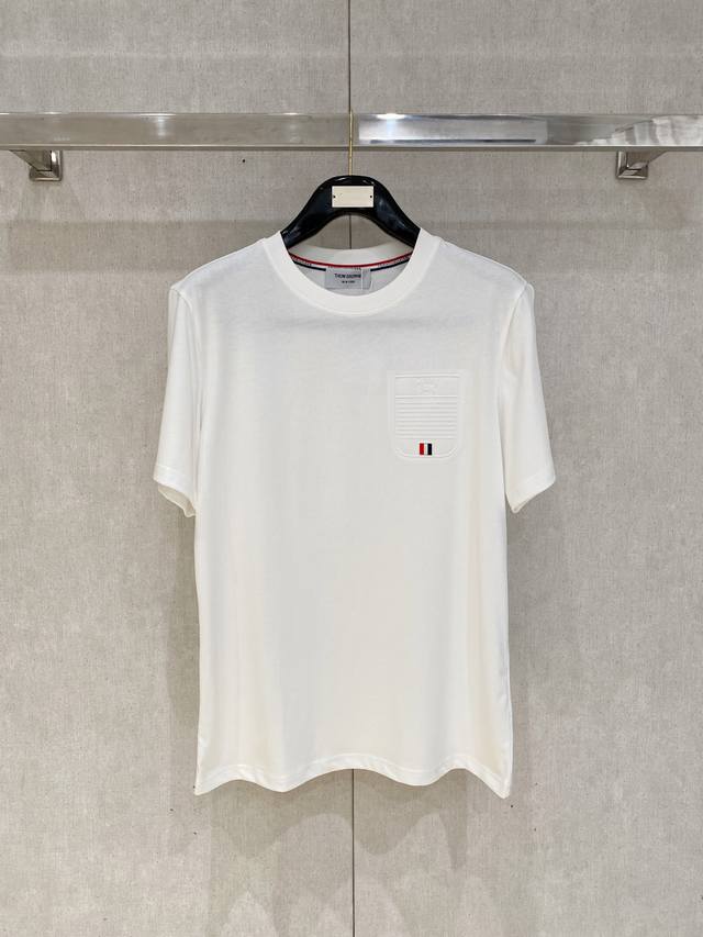 Thom Browne 25Ss春夏新款首发专柜最新款短袖圆领T恤 高端订制 设计前卫时尚！品牌Logo重工艺设计，高端定制面料，手感柔软，穿着舒适，客供进口高