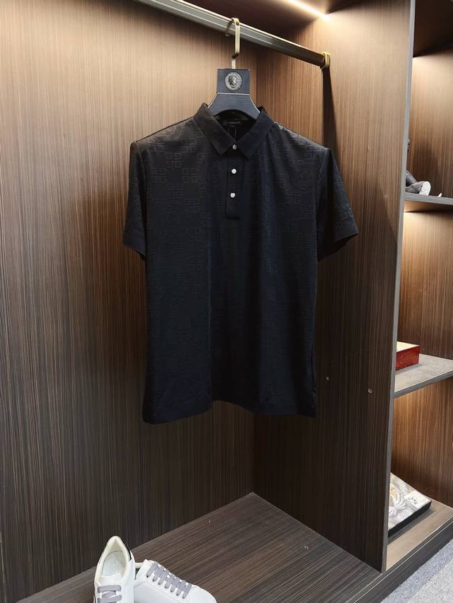 范思哲 25Ss春夏 新品 定制蚕丝面料丝滑透气！时尚经典翻领polo短袖时尚单品设计，更加时尚舒适，高标准定制，上身非常有型，胸前品牌经典Logo 图案 客供