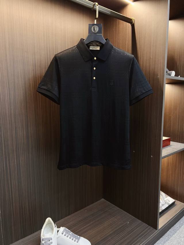Burberry 巴宝莉 25Ss春夏 新品 定制蚕丝面料丝滑透气！时尚经典翻领polo短袖时尚单品设计，更加时尚舒适，高标准定制，上身非常有型，胸前品牌经典L