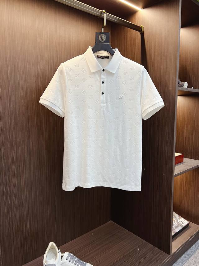 Dg 25Ss春夏 新品 定制蚕丝面料丝滑透气！时尚经典翻领polo短袖时尚单品设计，更加时尚舒适，高标准定制，上身非常有型，胸前品牌经典Logo 图案 客供辅