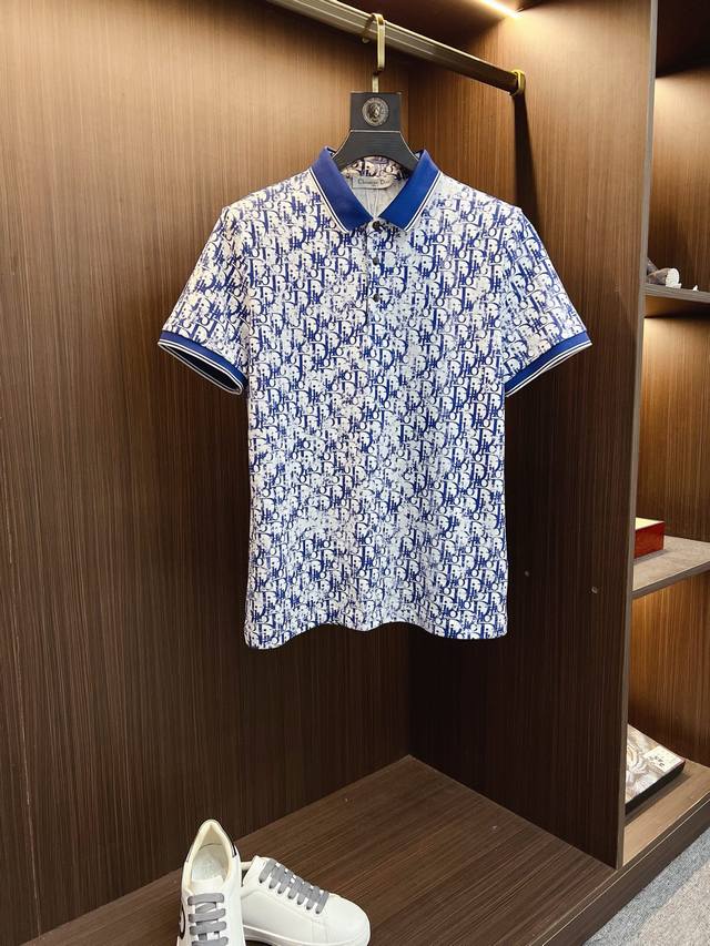 Dior 迪奥 25Ss春夏 新品 定制蚕丝面料丝滑透气！时尚经典翻领polo短袖时尚单品设计，更加时尚舒适，高标准定制，上身非常有型，胸前品牌经典Logo 图