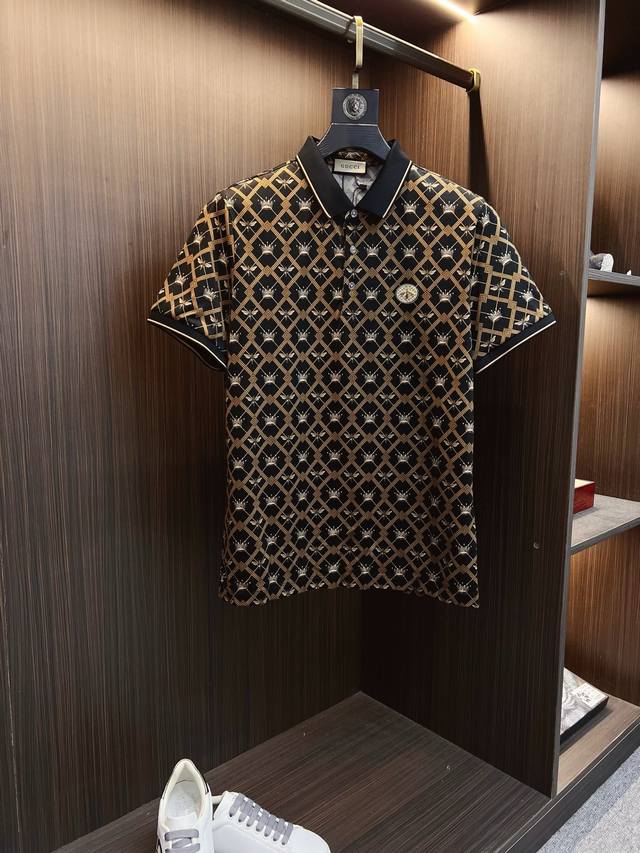 Gucci 古奇 25Ss春夏 新品 定制蚕丝面料丝滑透气！时尚经典翻领polo短袖时尚单品设计，更加时尚舒适，高标准定制，上身非常有型，胸前品牌经典Logo