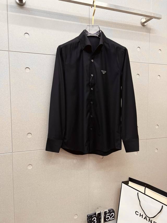 prada 普拉达 25Ss新款长袖衬衫，整体轻奢高级，细节完美如斯，印证了原厂的匠心工艺，客供甄选土耳其高支白金级面料，舒适度不言而喻，品相极为优等，版型线条