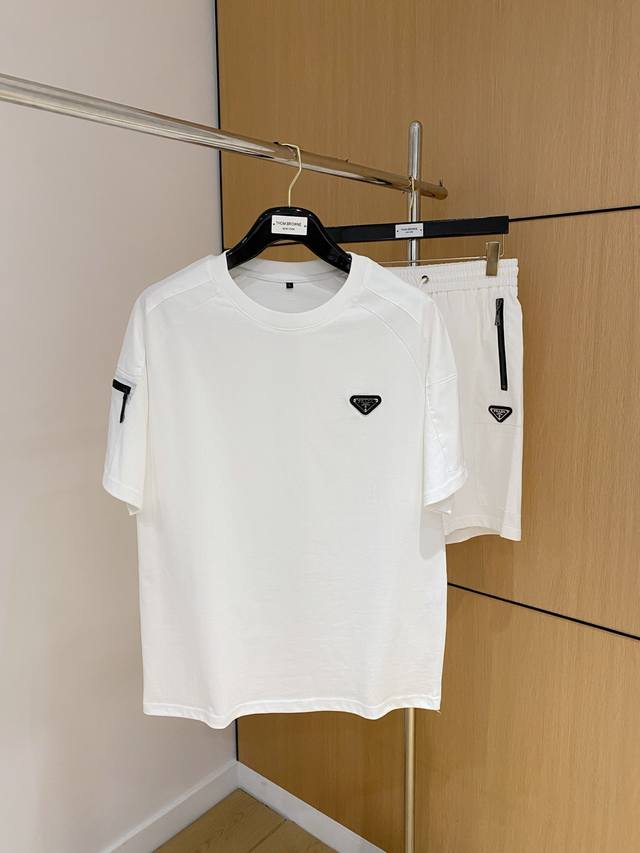 普拉达 25春夏新品这款套装采用专柜原版面料 呈现运动设计风格。裁剪厚实显廓形。细节定义设计基调。胸口刺绣徽标令品牌格调跃然眼前。 颜色: 黑色 尺码: M-X