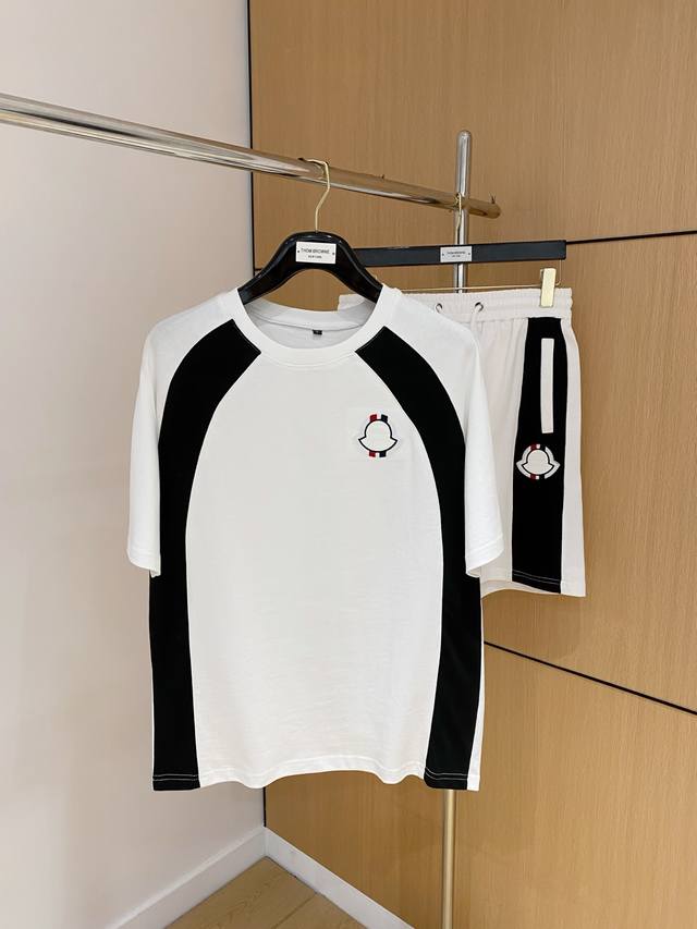 蒙口 25春夏新品这款套装采用专柜原版面料 呈现运动设计风格。裁剪厚实显廓形。细节定义设计基调。胸口刺绣徽标令品牌格调跃然眼前。 颜色: 黑色 尺码: M-Xx