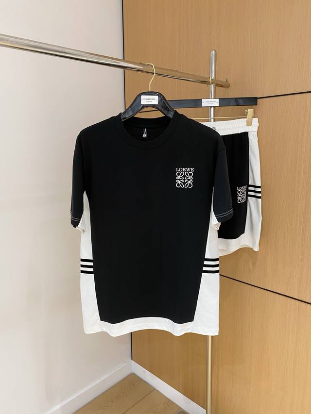 罗意威 2025新款套装采用客供独家进口定制面料，面料表面非常有质感显而易见，上身透气轻薄十分舒适，细节处彰显设计特色与精湛工艺，整体细节美妙绝伦！整体款式时尚