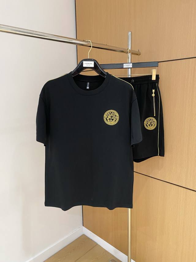 范思哲 2025新款套装采用客供独家进口定制面料，面料表面非常有质感显而易见，上身透气轻薄十分舒适，细节处彰显设计特色与精湛工艺，整体细节美妙绝伦！整体款式时尚