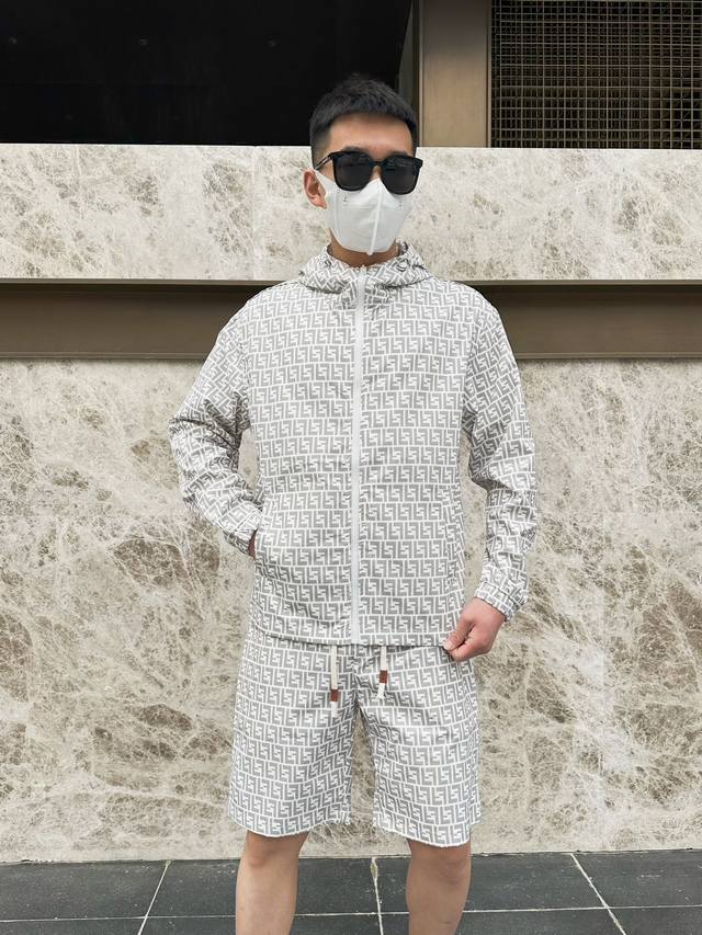 芬迪 2025夏季防晒衣套装皮肤衣，采用进口轻尼龙科技面料制作，3D印花上身柔软舒适，防风防雨防晒，并且超级轻盈！款式更是时尚有型，五金全部客供，拉链刻有专柜品