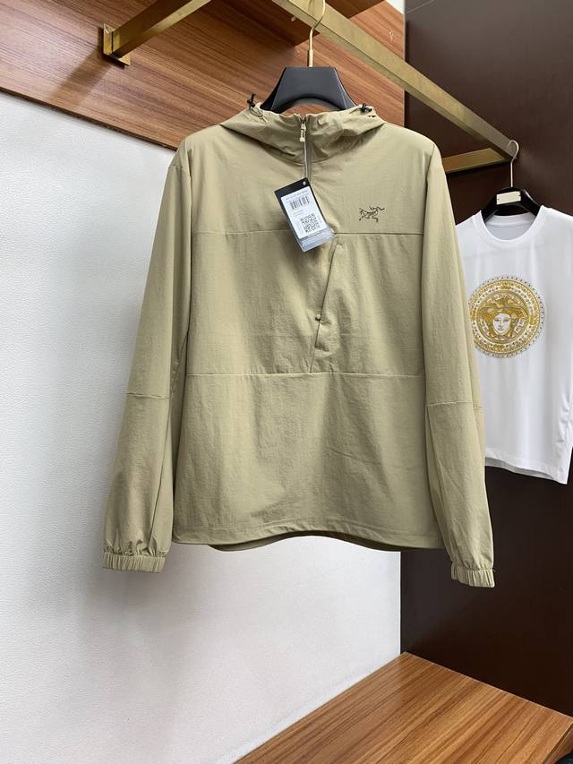 始祖鸟 早春款2025最新款时尚夹克外套.处处细节显工艺足够的高级 结构性剪裁的设计改变来展现男士多样的形象变化，修身利落、剪裁合体，满足时下正流行的多层次穿搭