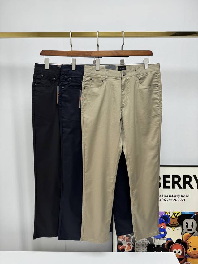 时尚简单百搭的裤型，不挑身材不挑年龄，任何男士都能穿出时尚感！客供定制原厂高端弹力棉麻面料打造，面料手感顺滑柔软，轻薄柔软，垂感十足，贴身穿着不粘腻不闷热，超级