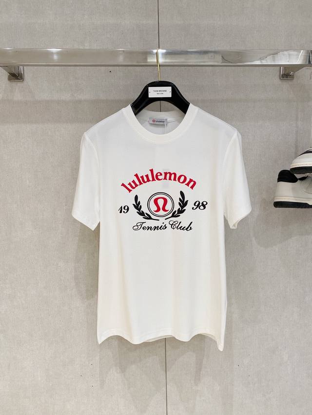 Lulu2025新款首发最新款短袖圆领T恤 高端订制 设计前卫时尚！高端定制高支棉面料.手感柔软.穿着舒适.级别精致车线.做工精细.上身效果无敌帅气！型男必备单