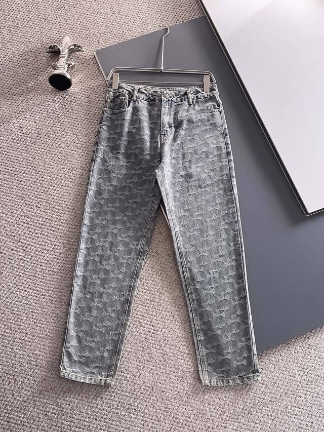 克罗心 2025新品，原单牛仔裤 原版重工打造，品牌经典Logo设计，三标齐全！原版五金辅料。专柜定制牛仔面料，完全对版专柜，欢迎专柜试穿后再购买，好货不怕比。