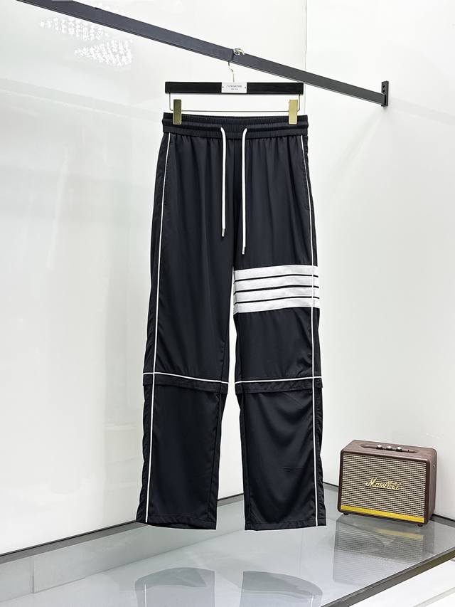 Tb 顶级货品 2025春夏新款休闲裤！官网同步发售。品牌经典Logo休闲裤 ，定制面料，舒适度极好，手触感强烈。辨识度极高，完美品相工艺。 尺码：M-3Xl