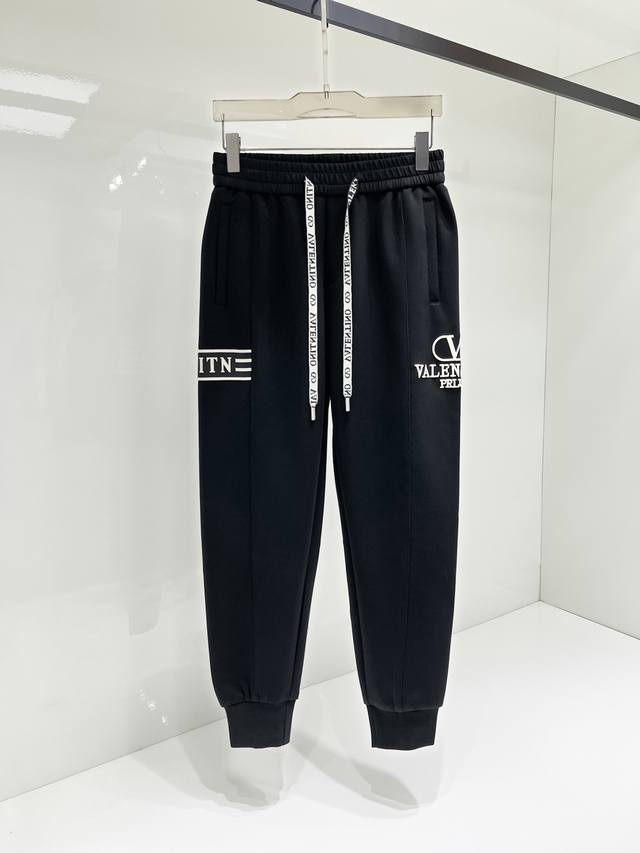 华伦天奴 顶级货品 2025春夏新款休闲裤！官网同步发售。品牌经典Logo休闲裤 ，定制面料，舒适度极好，手触感强烈。辨识度极高，完美品相工艺。 尺码：M-3X