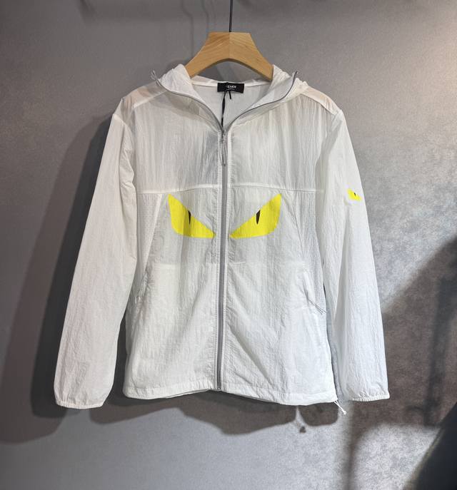 Fendi 芬迪 2025夏季防晒衣套装皮肤衣，户外必备！采用进口轻尼龙科技面料制作，3D印花上身柔软舒适，防风防雨防晒，并且超级轻盈！款式更是时尚有型，，S2