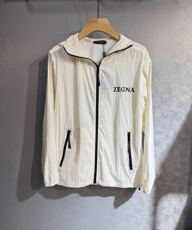 Zegna 杰尼亚 2025夏季防晒衣套装皮肤衣，户外必备！采用进口轻尼龙科技面料制作，3D印花上身柔软舒适，防风防雨防晒，并且超级轻盈！款式更是时尚有型，，各